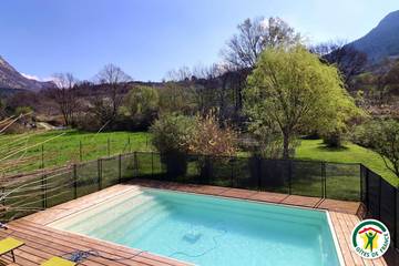 Gîte pour 6 personnes, avec piscine ainsi que terrasse et jardin à Sahune