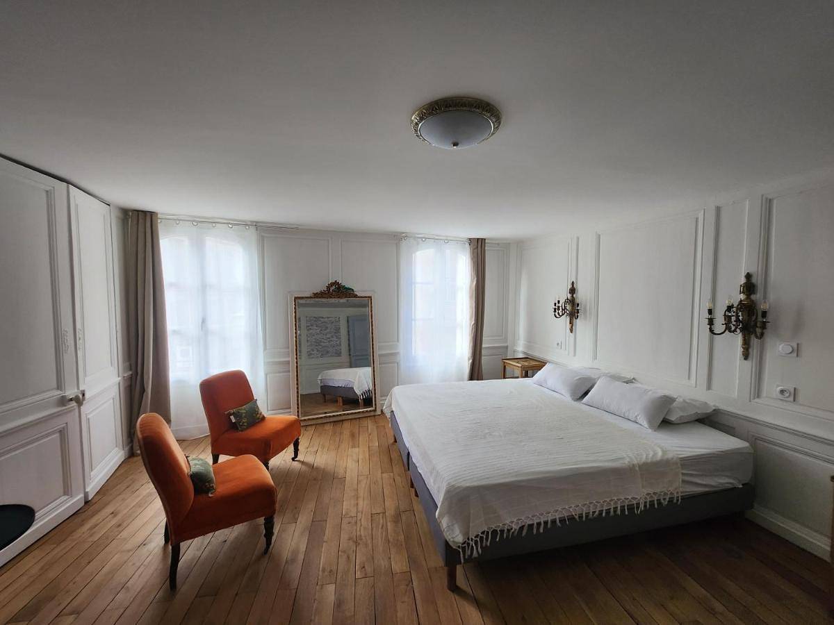 Deluxe Double Room with Shower in Bourges, Région de Bourges
