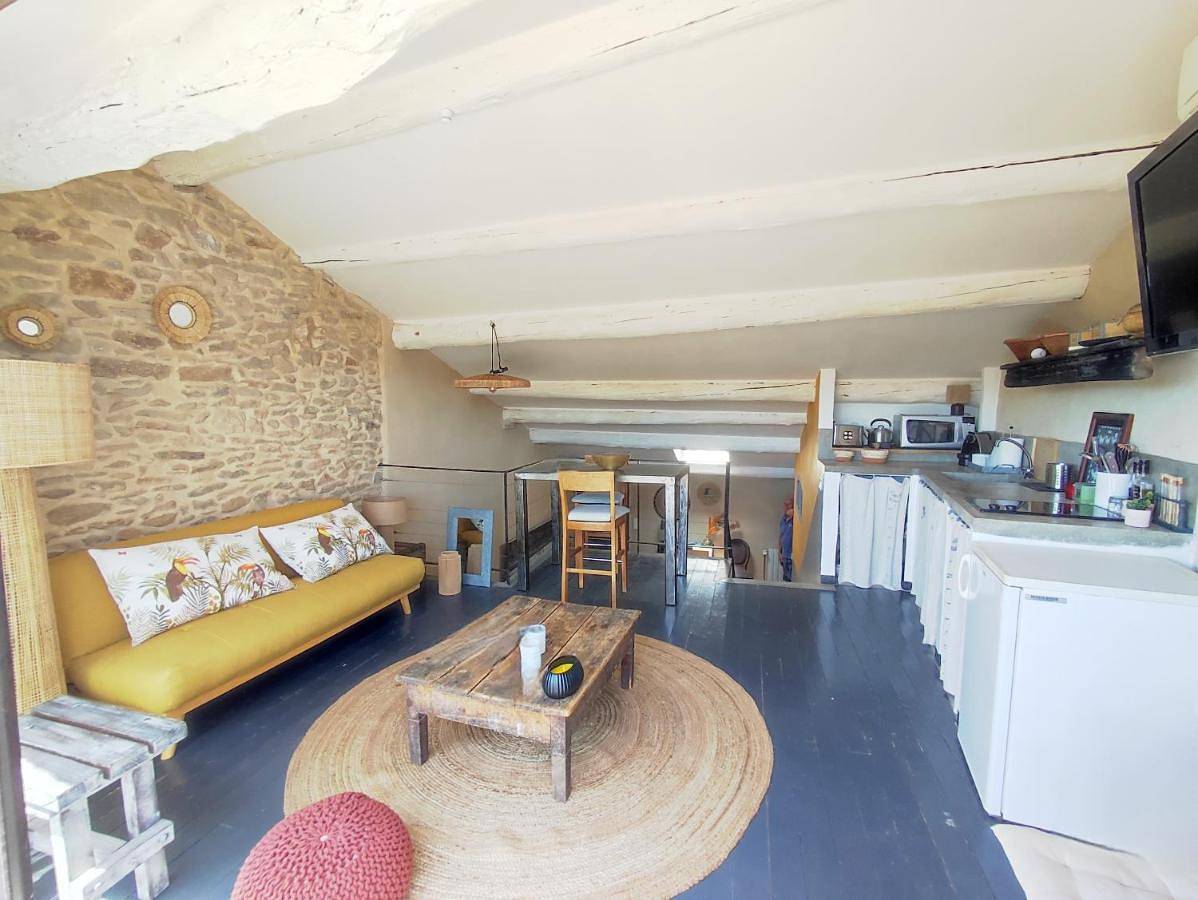 Appartement entier, Appartement climatisé avec belle terrasse à 10 min d'Uzès in Vallabrix, Région de Nîmes