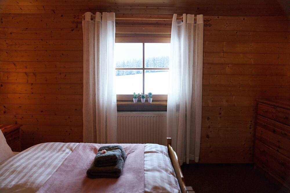 Ganze Wohnung, Blockhausflair inmitten von Bergwiesen und Wald, riesige Terrasse und Garten in Suhl, Rennsteig