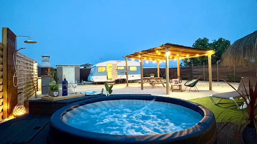 Camping pour 4 personnes, avec Jacuzzi et Jardin