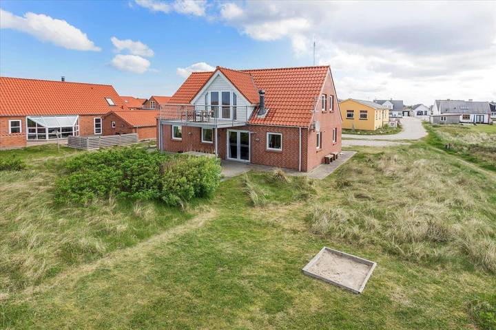 Ferieudlejning for 8 personer, med Balkon og Jacuzzi såvel som Terrasse og Sauna i Vorupør