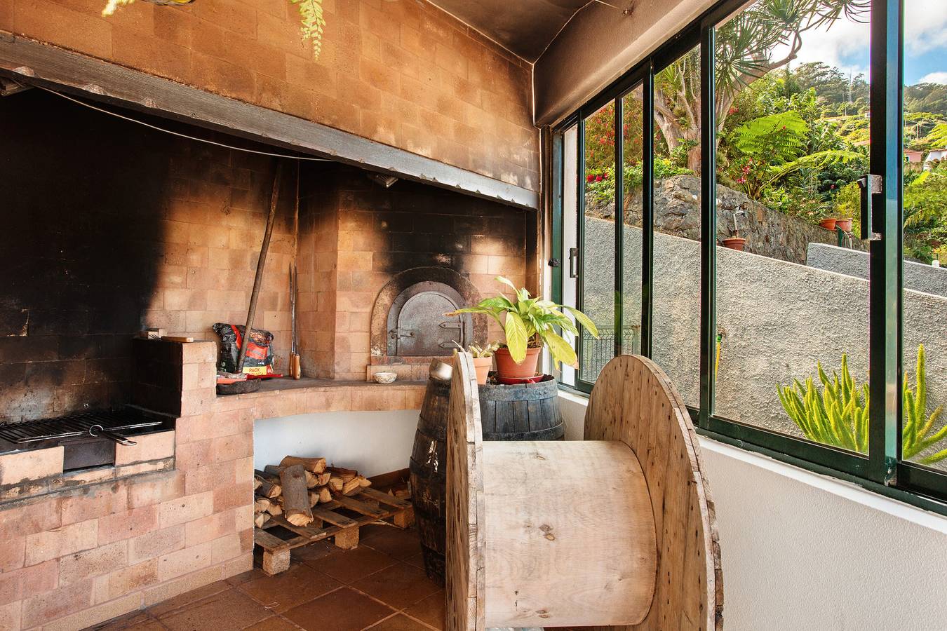 Ferienhaus 'Traveller's House' mit Bergblick, Gemeinschaftspool und Wlan in Machico, Madeira
