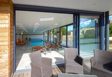 Hôtel pour 4 personnes, avec sauna ainsi que jardin et piscine, animaux acceptés dans Maen-Roch