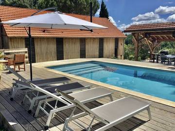 Gîte pour 6 personnes, avec vue sur le lac et piscine ainsi que terrasse et jardin à Veyrines-de-Domme