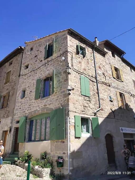 Location de vacances pour 6 personnes, avec vue, adapté aux familles dans Largentière