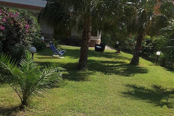 Beachvilla vor äolischen inseln in der nähe von milazzo in Furnari, Messina Provinz