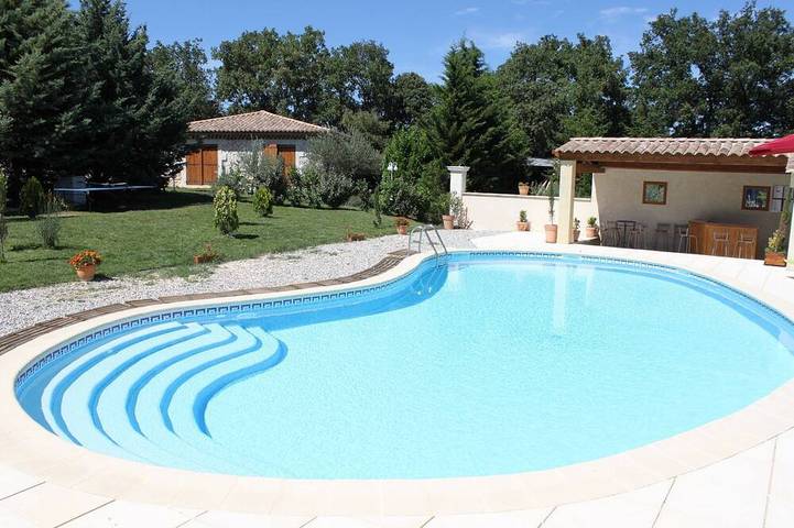 Gîte pour 4 personnes, avec Terrasse ainsi que Jardin et Piscine