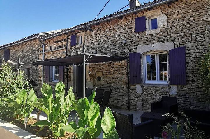 Location de vacances pour 5 personnes, avec jardin ainsi que terrasse et piscine à Rom