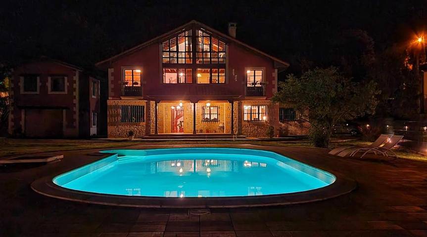 Casa rural para 2 personas, con piscina además de jardín y vistas en Parque Nacional de Los Picos de Europa