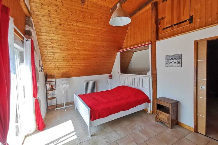 Location de vacances pour 9 personnes, avec jardin, animaux acceptés à Vic-sur-Cère - 4