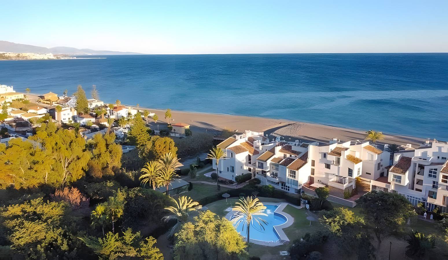 Hel lägenhet, Apartment 'Ola De Mar' with Shared Pool, Wi-Fi and Air Conditioning in Bahía Dorada, Estepona
