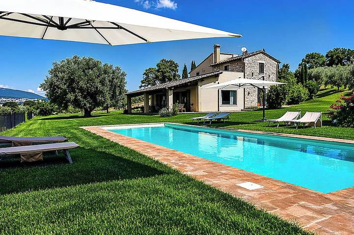 Location de vacances pour 11 personnes, avec jardin et jacuzzi, animaux acceptés à Calvi dell'Umbria