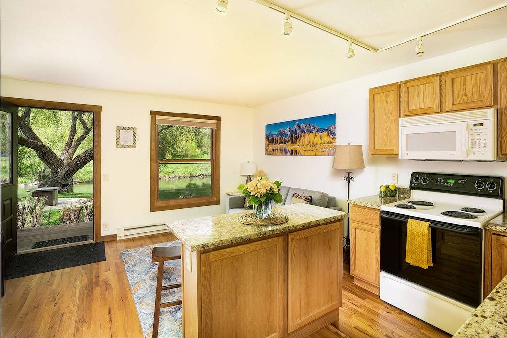 Ganze Wohnung, Downtown Jackson Condo on Flat Creek - Hidden Gem - walking distance to Square! in Jackson (WY), Grand Teton Nationalpark