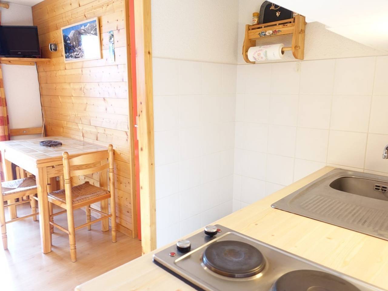 Appartement entier, Charmant T2 cabine 4 pers, centre-village, proche pistes et commerces, balcon sud, piscine l'été in Arêches, Beaufort (Rhône-Alpes)