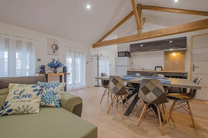 Gîte pour 5 personnes, avec Jacuzzi et Terrasse ainsi que Jardin et Piscine à Joncreuil