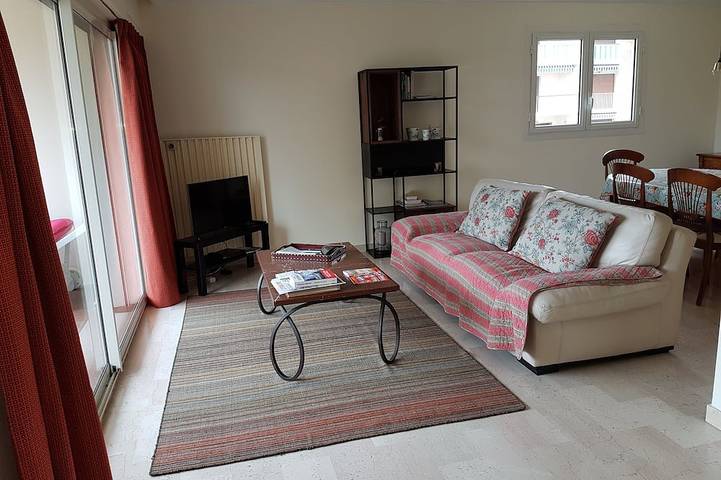Entire apartment, 4-room apartment 90 m² + Terrace. Sleeps 5 Immediate proximity to beaches in Bandol, Mediterranean Coast (France)