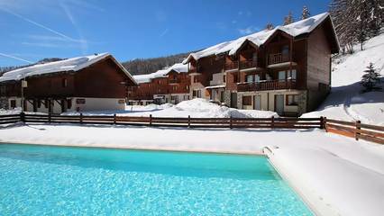Chalet pour 7 personnes, avec vue ainsi que terrasse et piscine, animaux acceptés à Puy-Saint-Vincent