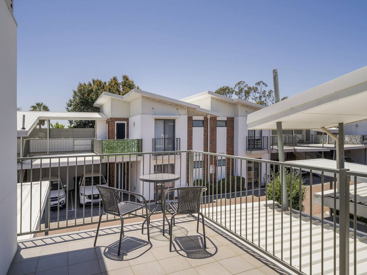 Entire apartment, Sunny 2-Bed in Quiet Location with Balcony in Cannington, Perth