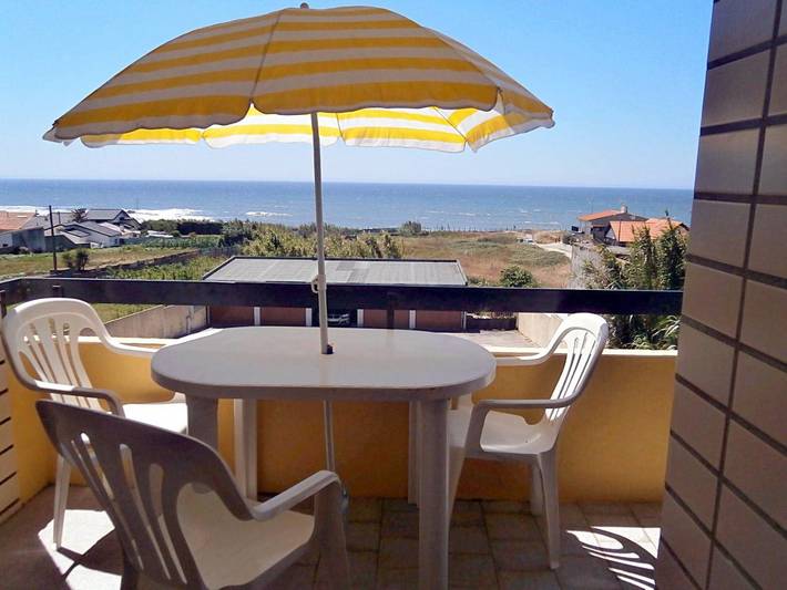 Gîte pour 4 personnes, avec Balcon et Terrasse ainsi que Jardin et Vue dans Vila Chã