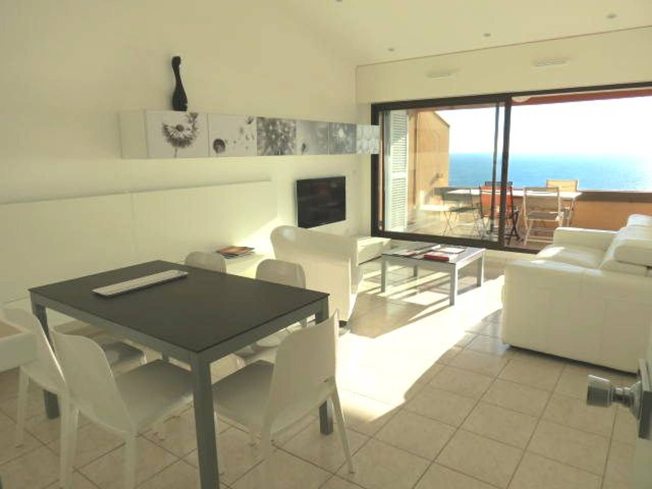 Entire apartment, 3-room apartment with air conditioning and terrace in Sainte-Maxime in Sainte-Maxime, Draguignan region