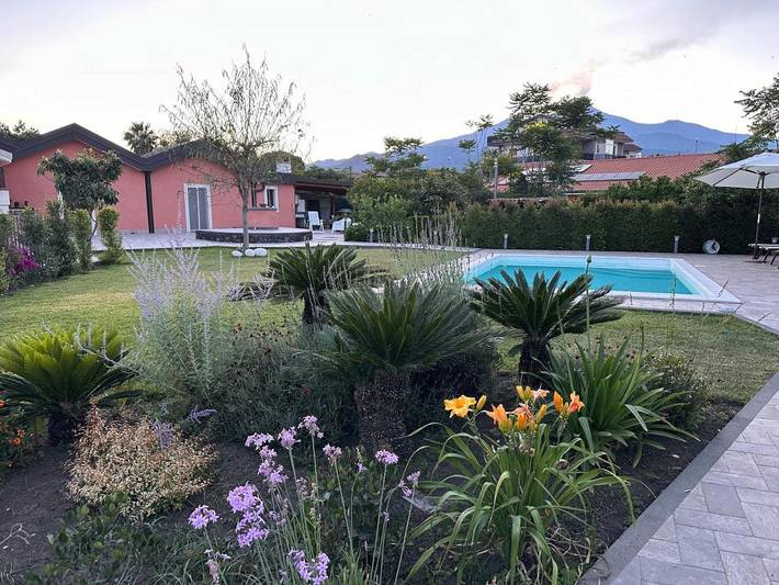 Casa vacanza per 4 persone, con panorama e giardino nonché piscina, con animali domestici a Aci Sant'Antonio