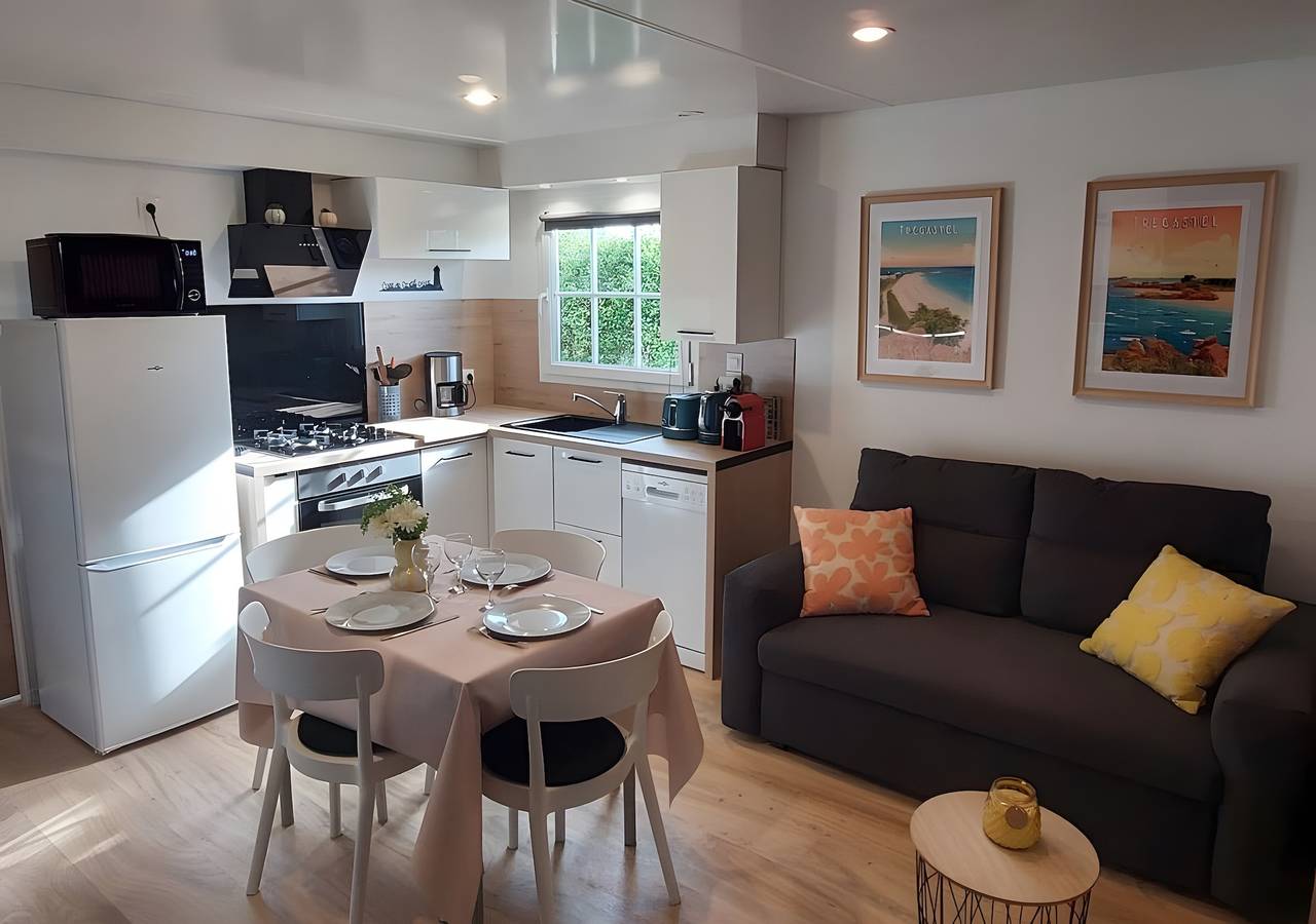 Mobil-home « Côte de Granit Rose » avec piscine partagée, terrasse et jardin privés, "Ty Men Roz" in Trégastel, Côte de Granit Rose