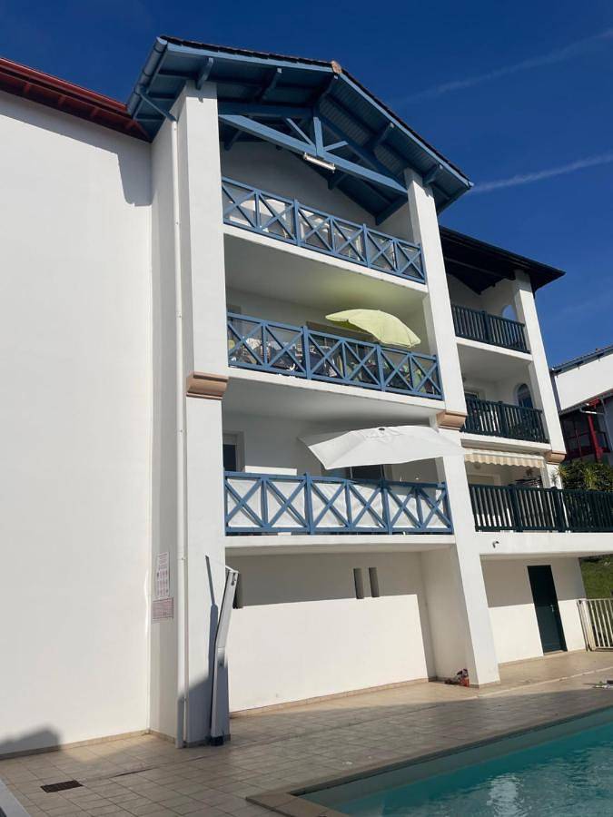 Ferienwohnung für 4 Personen, mit Ausblick und Balkon sowie Pool in Hendaye
