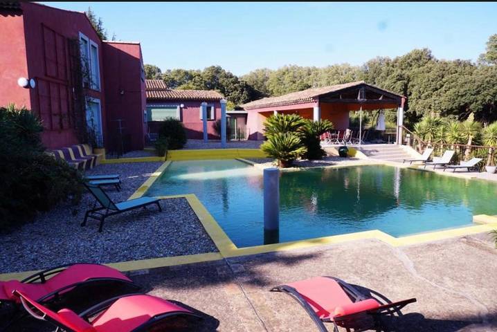 Location de vacances pour 12 personnes, avec jardin et piscine, adapté aux familles à Grans