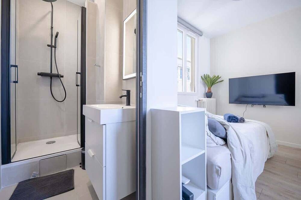 Entire apartment, Renovated Studio walking distance to Paris in Montrouge, Hauts-de-Seine