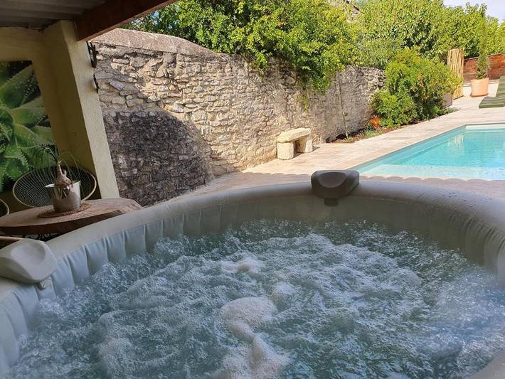 Location de vacances pour 8 personnes, avec piscine ainsi que jacuzzi et jardin à Boissières - 2