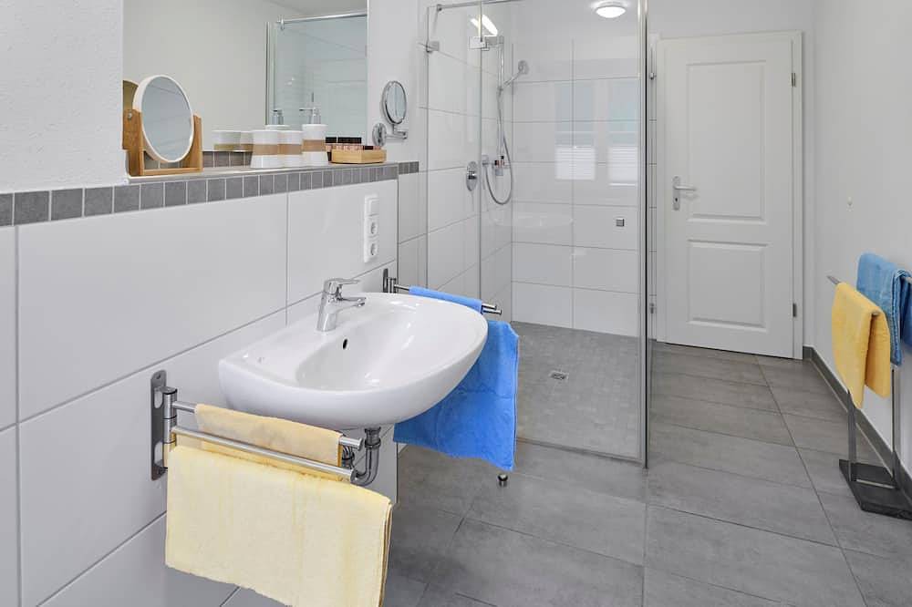 Ganze Wohnung, Ferienwohnung bis 4 Personen, Terrasse, 104 qm in Waging am See, Rupertiwinkel