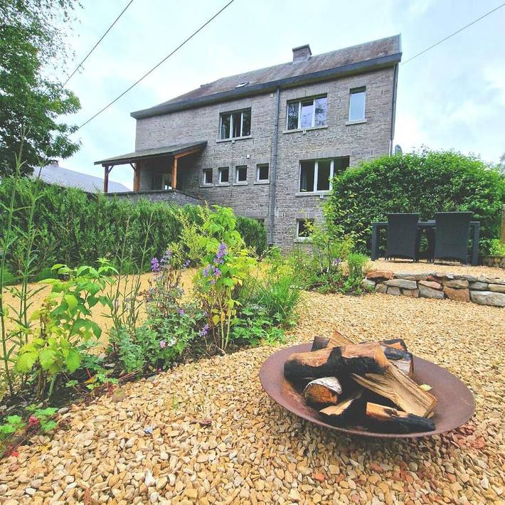 Gîte pour 6 personnes, avec Terrasse ainsi que Jardin et Vue à Bohan