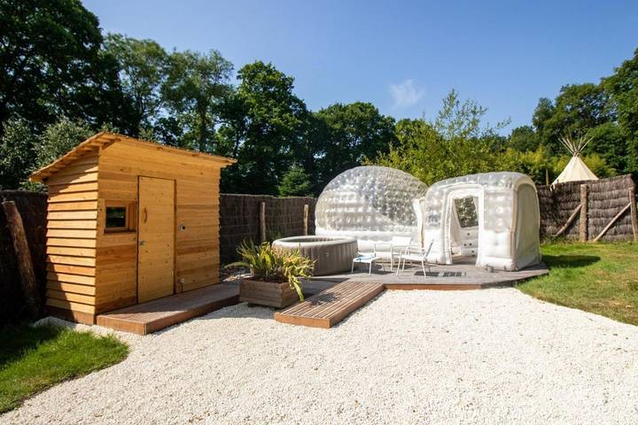 Location de vacances pour 3 personnes, avec Jacuzzi et Terrasse ainsi que Jardin et Sauna à Lanvallay