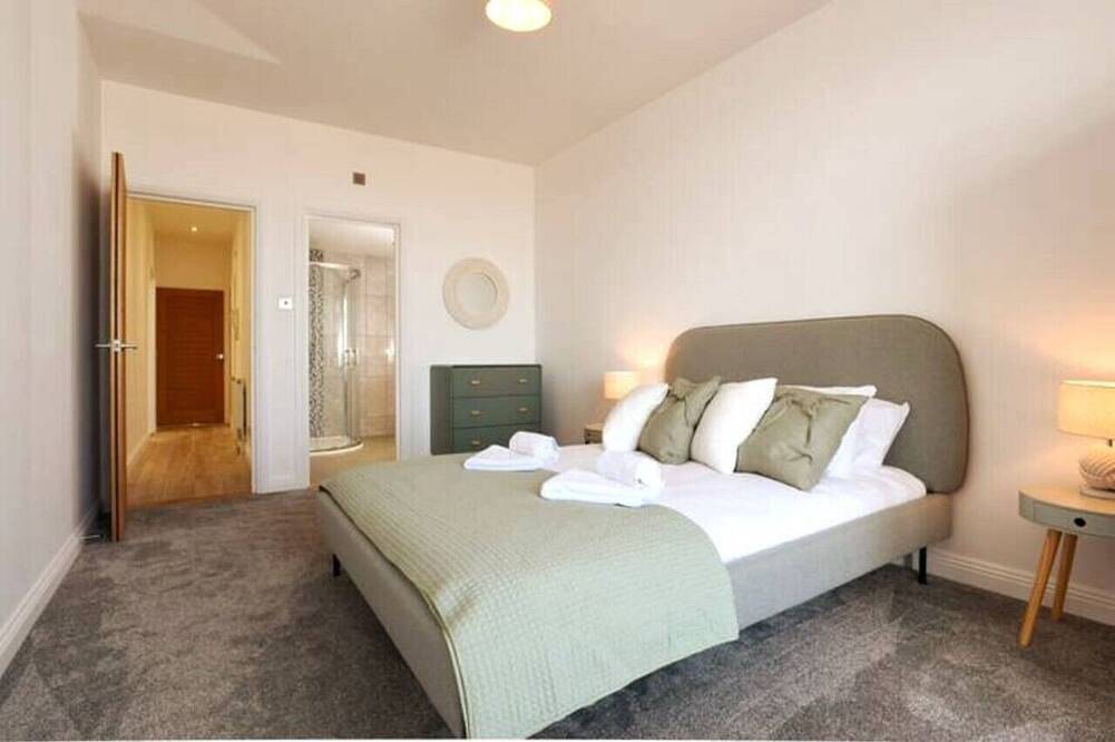 Ganze Wohnung, Stunning beach front luxury apt w/balcony Sleeps 6 in Southsea, Portsmouth