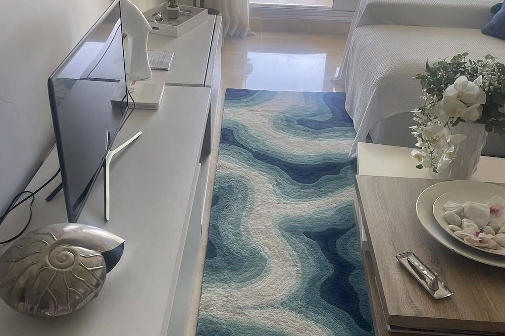 Apartamento entero, Nuevo apartamento con piscina, gimnasio y excelentes vistas al mar cerca de Marbella Elviria in Ojén, Sierra de las Nieves