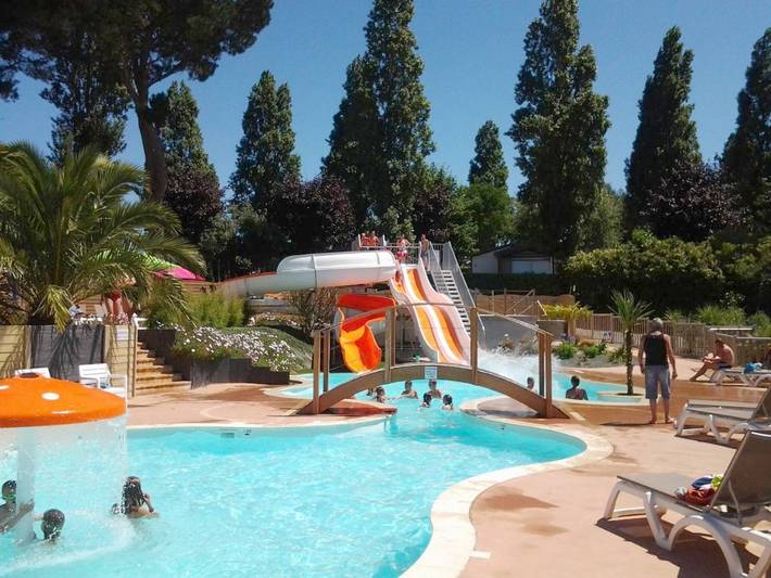 Camping pour 6 personnes, avec bassin pour enfant ainsi que jardin et piscine