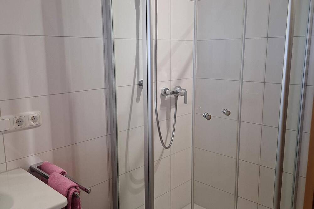 Ganze Wohnung, Fewo 42 qm, Balkon, Wohn/Schlafraum mit Doppelbett, Tv, W-Lan in Frasdorf, Chiemgauer Alpen