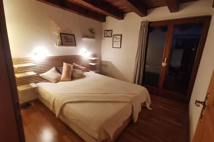Appartamento intero, Cozy vacation home with a lake view, in a quiet location in Monte Brè sopra Locarno, Locarno