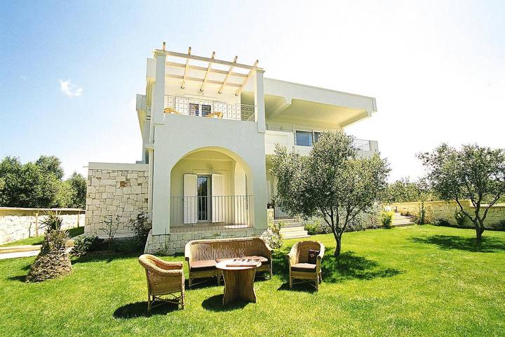 Villa for 6 personer, med hage og terrasse i tillegg til badebasseng i Platanias Kommune