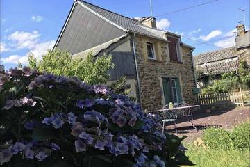 Gîte pour 4 personnes, avec jardin à Néant-sur-Yvel
