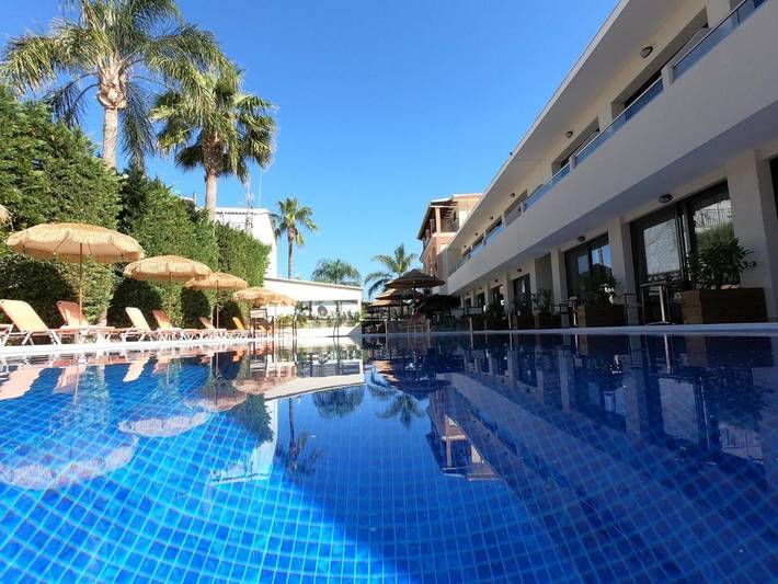 Appart’hôtel pour 2 personnes, avec Balcon et Terrasse ainsi que Piscine et Vue