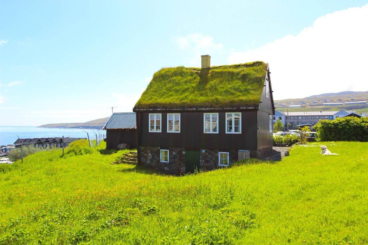 Traditional Faroese house in Tórshavns city center in Tórshavn, Färöer