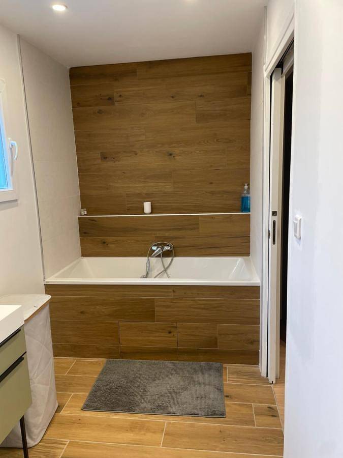 Appartement de vacances entier, Double Room with Private Bathroom in Genas, Lyon et ses environs