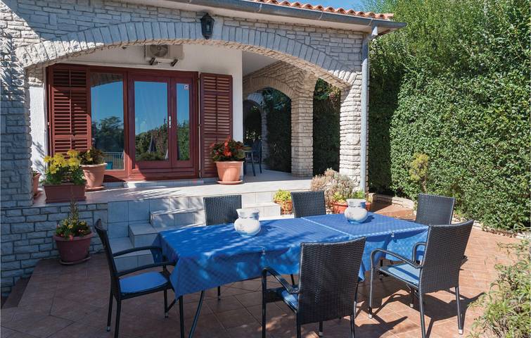 Gemütliche Ferienwohnung mit Terrasse und Pool, 800 m vom Strand Bijela entfernt in Premantura, Südküste Istrien