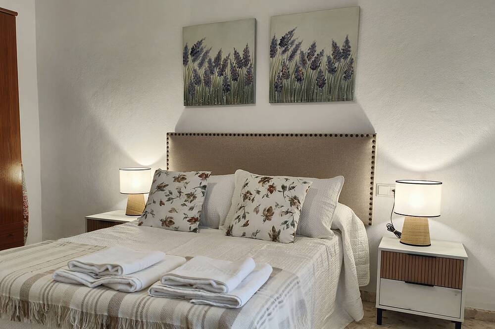 Entire apartment, La Sima Rural Tourist Housing in Villaluenga del Rosario, White Villages
