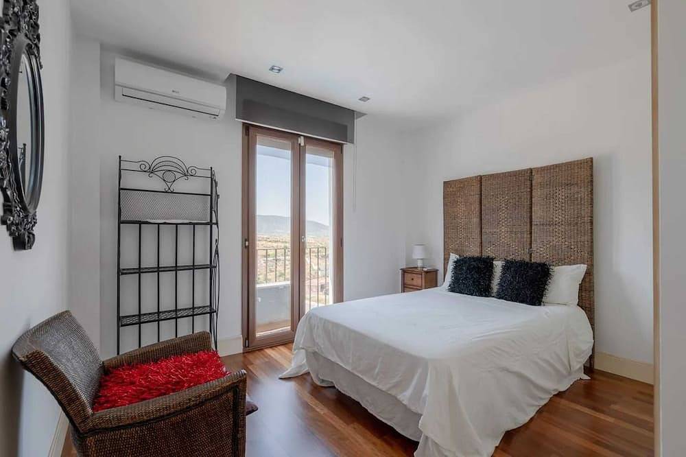 Homerez - Spacious Villa in Granada with Private Pool and Jacuzzi in La Zubia, Granada Province