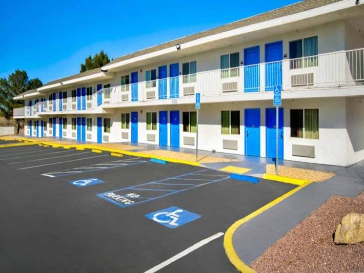 Ganze Wohnung, 1 Kingsize-Bett | Rauchen erlaubt | Victorville in Victorville, San Bernardino County