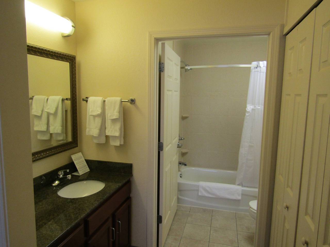 Entire apartment, Staybridge Suites Rochester University in Rochester, Lake Ontario