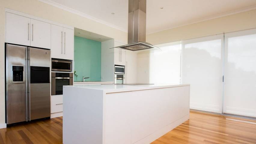 Holiday home for 10 people, with balcony and hot tub as well as garden in Robe